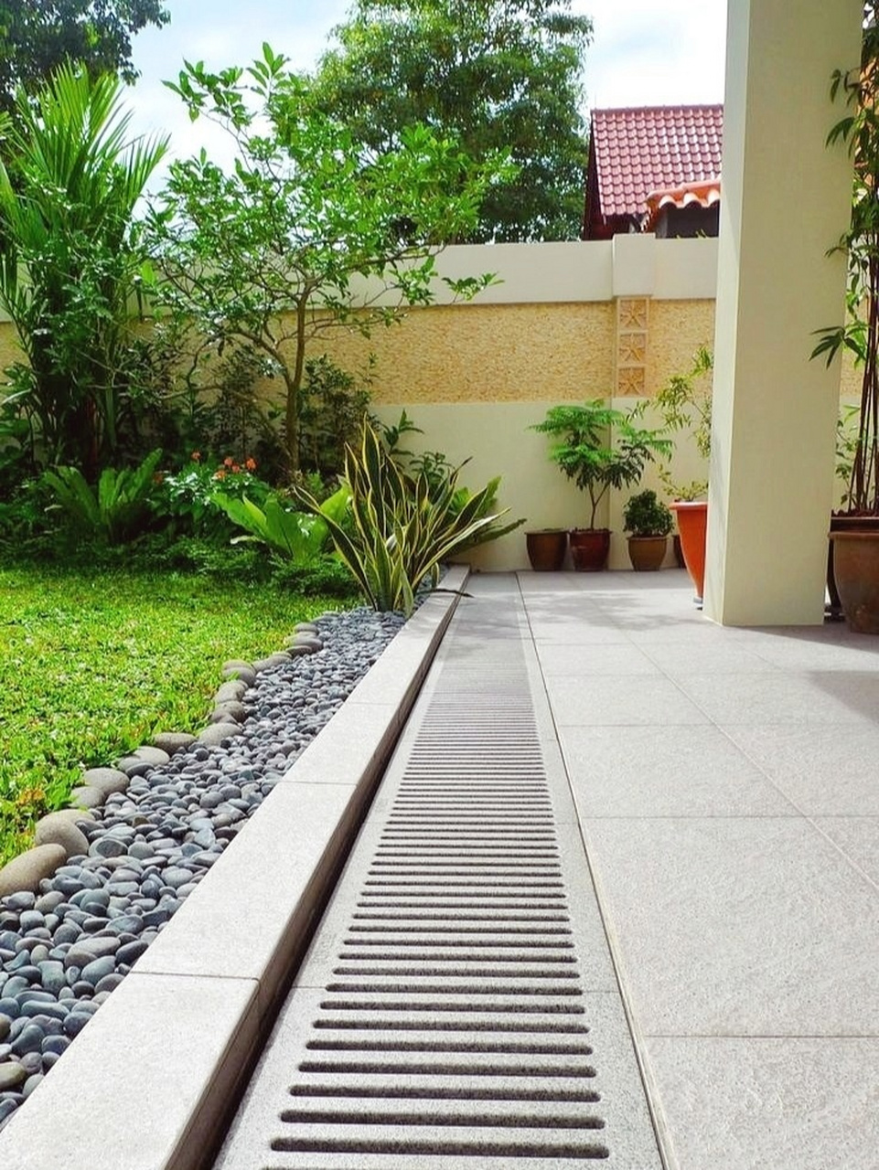 花园施工:庭院排水沟/明沟做法参考 这种做法是明沟,图2～4是常见的沟