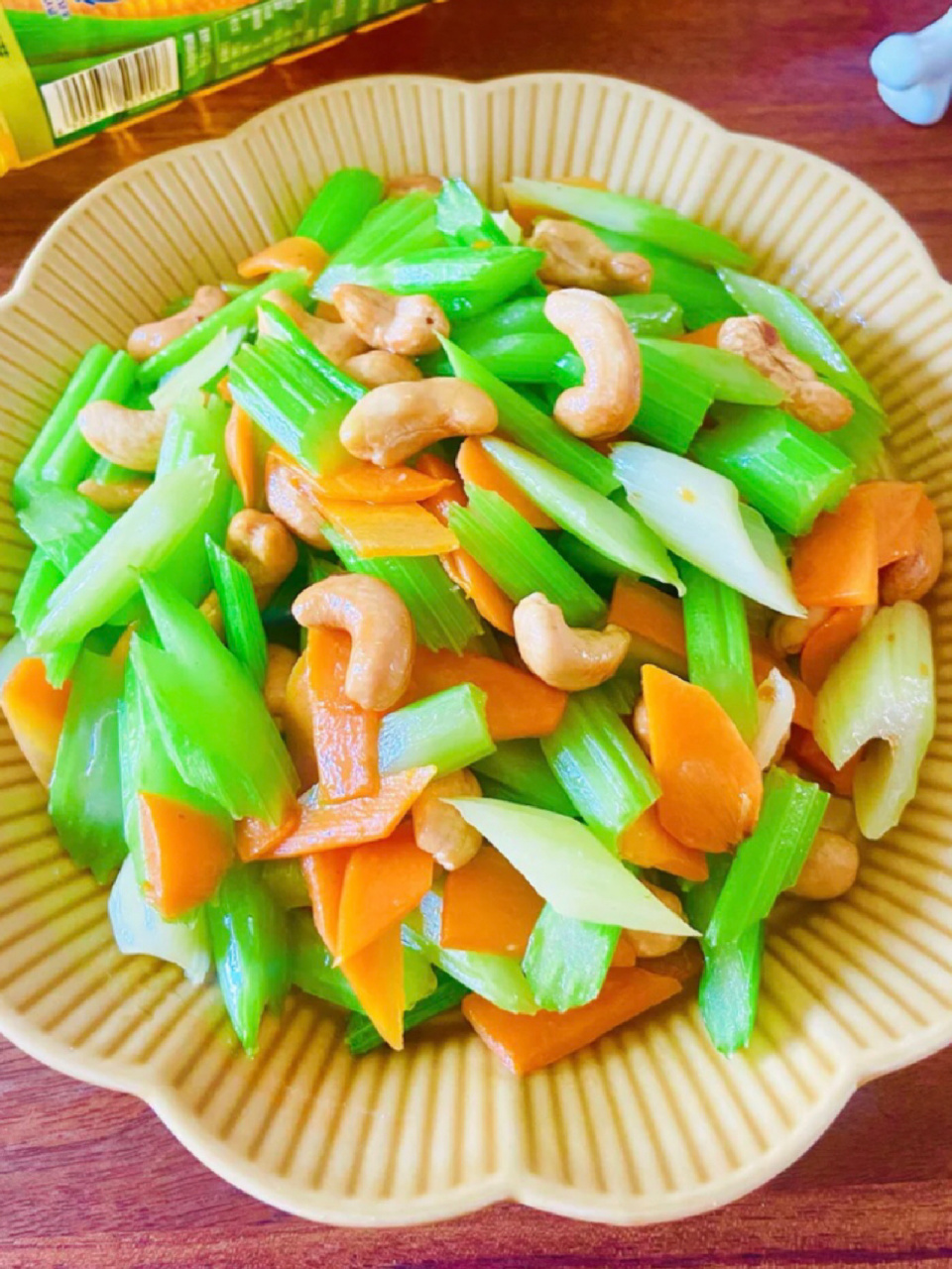 年夜饭菜单之营养爽口的腰果炒西芹~ 96食材:腰果,西芹,红椒,蒜