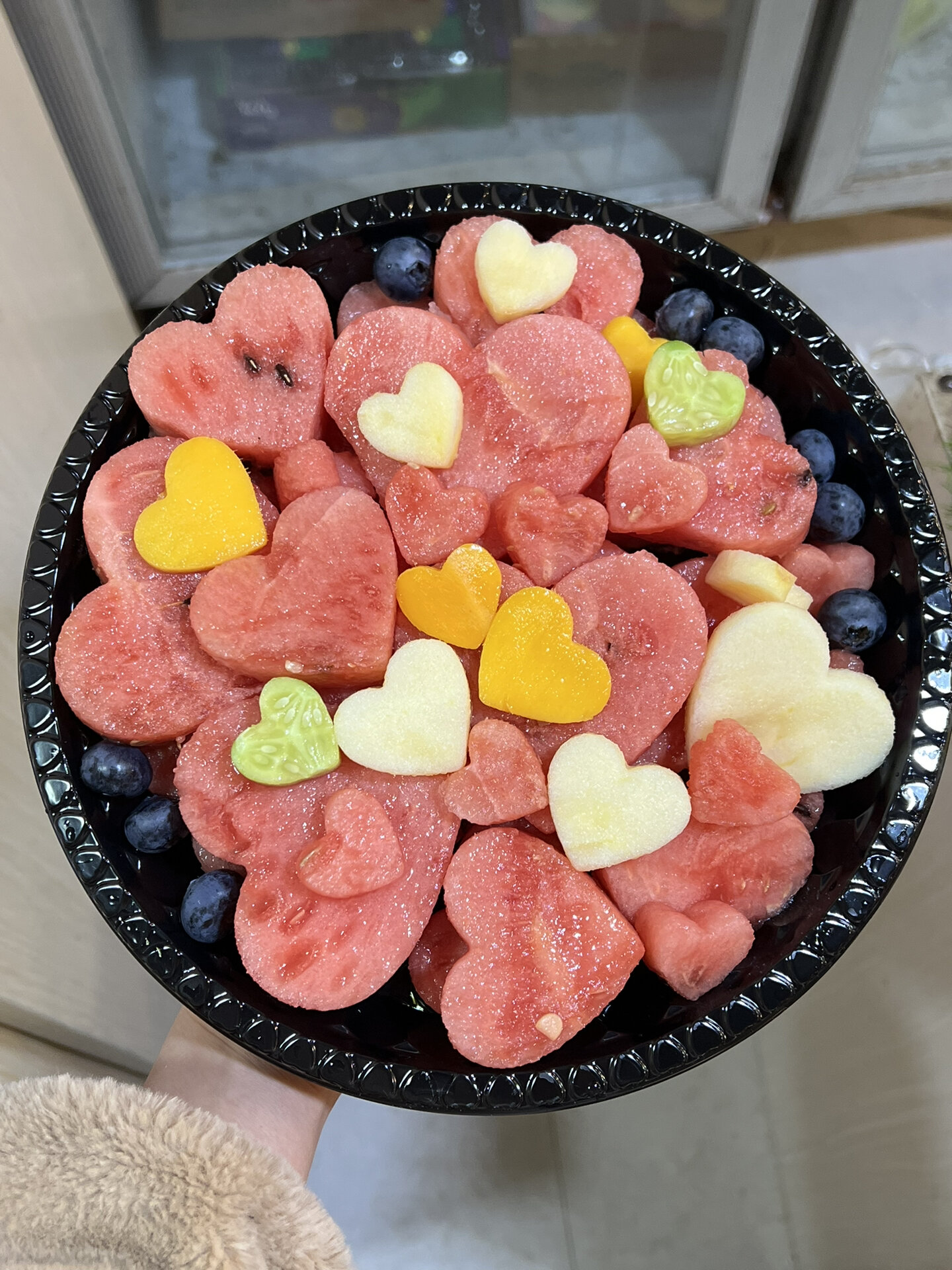 快乐有很多种 有人给切心形西瓜是一种