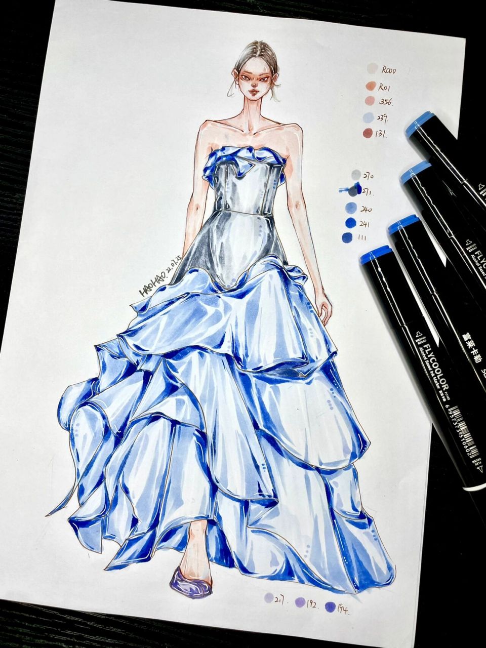 服装设计手绘|礼服过程图 工具:富莱卡勒软头马克笔