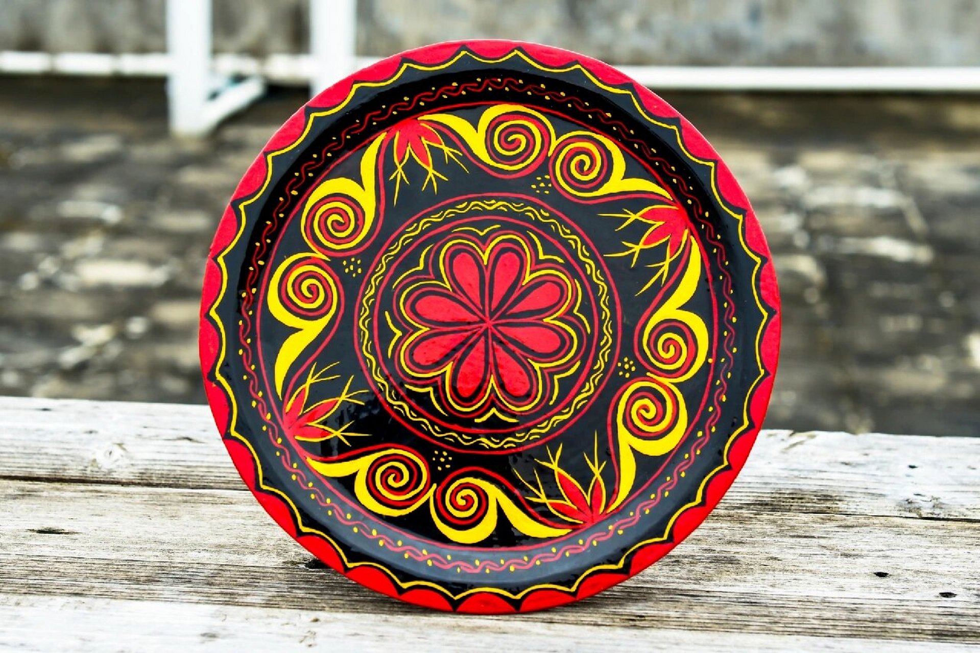 彝族漆器髹饰技艺选用优质杜鹃木,酸枝木,樟木等为原料,经过锯,刨,磨