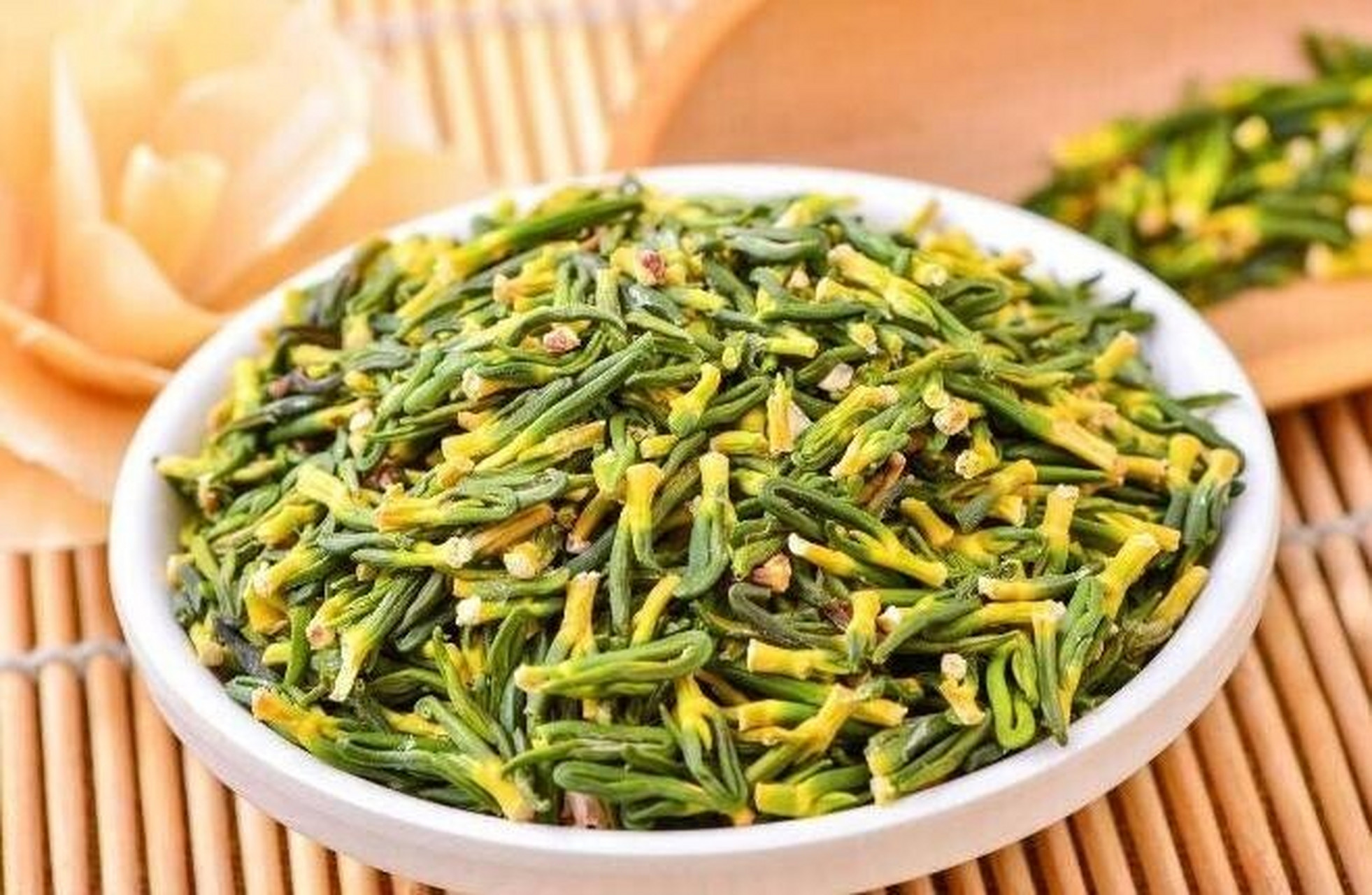 【中药名】莲子心 lianzixin 【别名】薏,苦薏,莲薏,莲心.