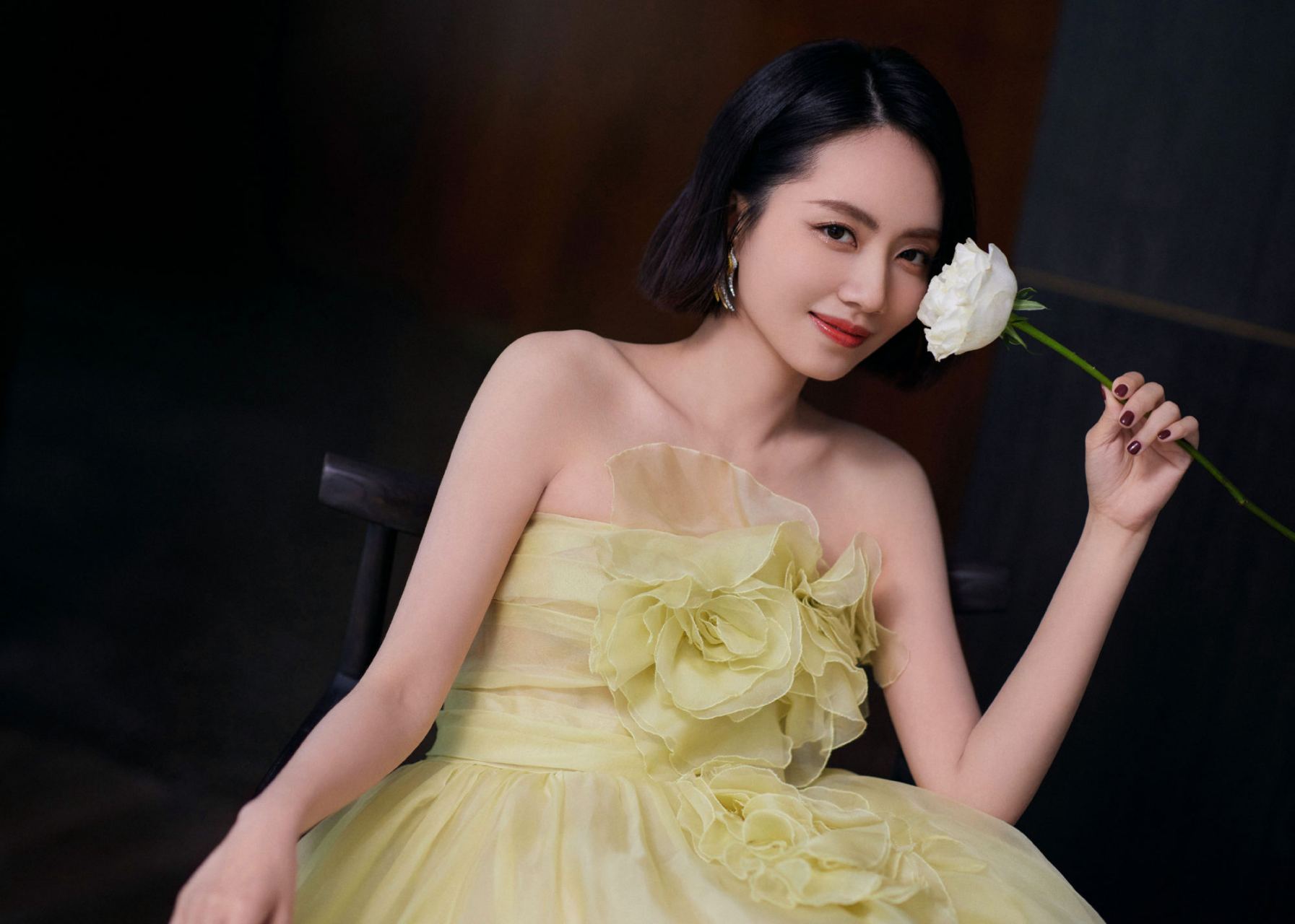 刘惜君甜美风格写真组图,一袭淡黄色花朵纱裙,笑意盈盈,优雅生姿