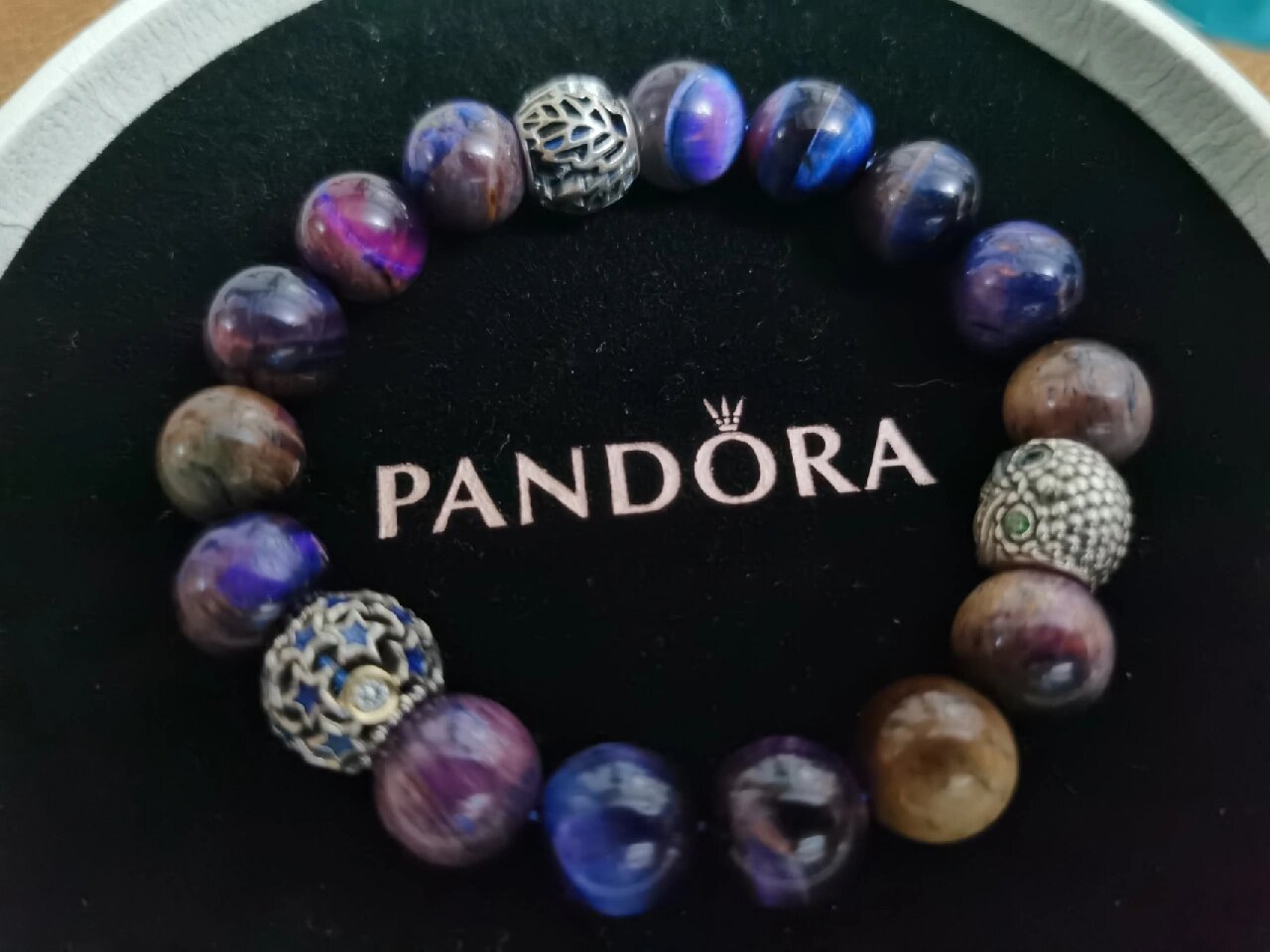 买了15棵炫彩猫眼舒俱来手串有点小了,加上三棵闲置的潘多拉,惊艳到