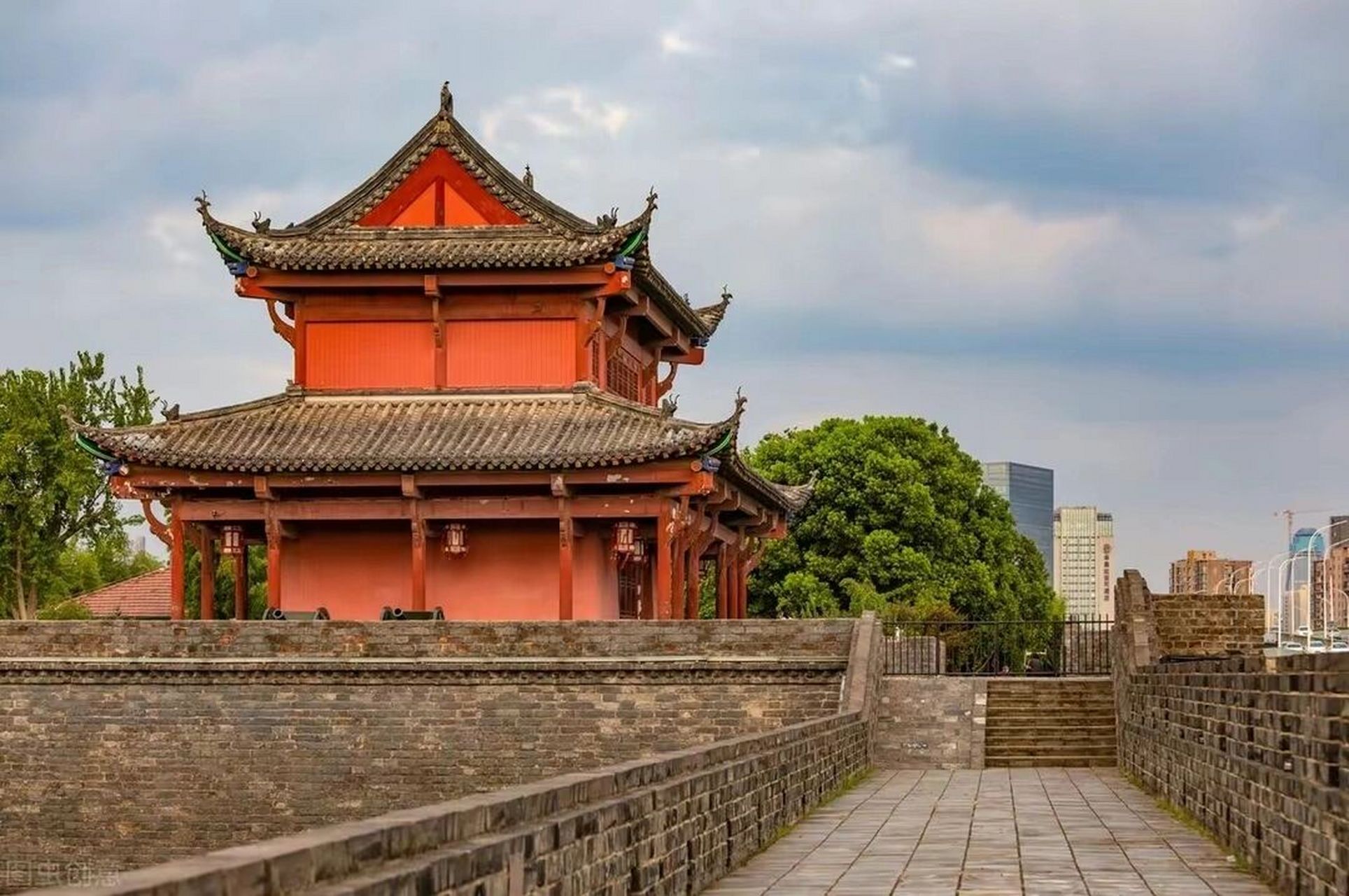 武昌起义门 起义门是武昌古城唯一保存至今的城门,有着700多年的历史.