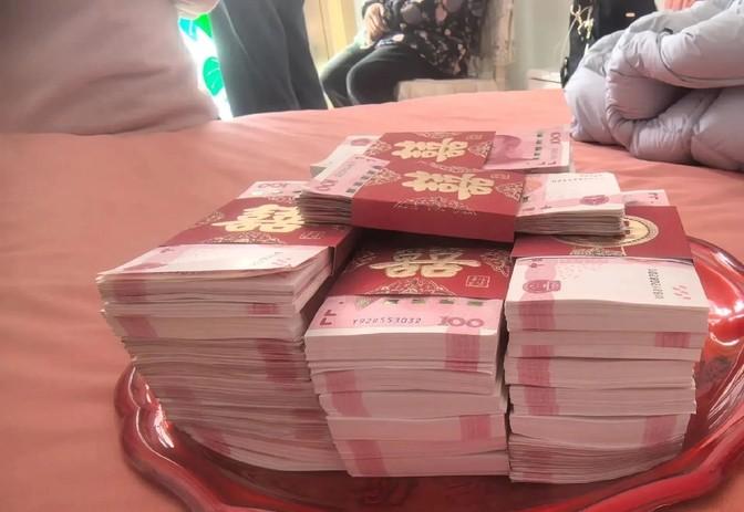 最近在陕西宝鸡陇县,一对小两口订婚了,彩礼是30多万现金,直接垒成