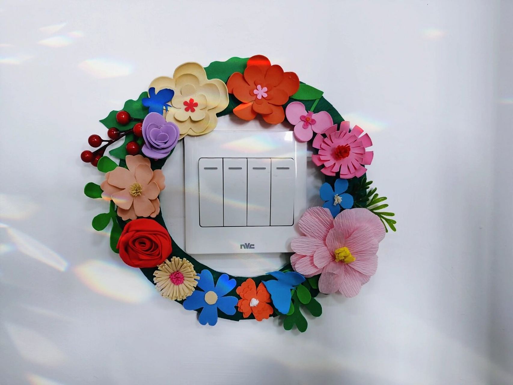 幼儿园手工——海绵纸作品 学生作品:开关贴和自制相框 	 幼稚可爱