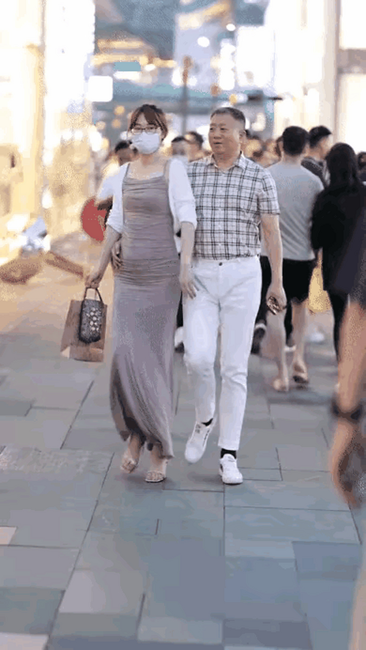 原来这男的是中铁三局集团公司党委书记,董事长郝刚!  胆子好肥!