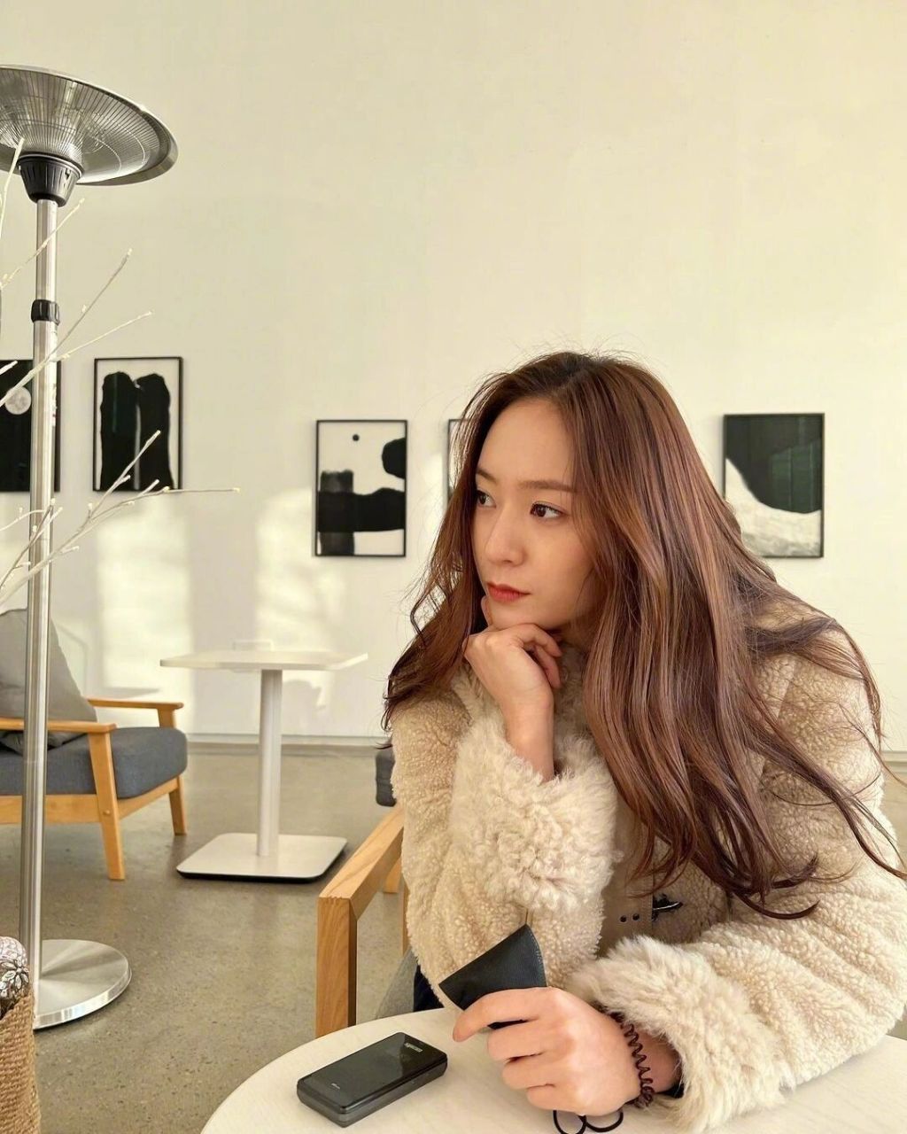 「94投稿郑秀晶」 郑秀晶(krystal),1994年10月24日出生于美国加