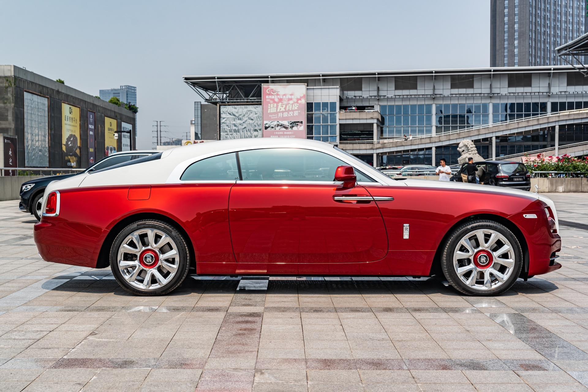 岩浆红/极地白双拼外漆,穆格罗红/北极白内饰,红色流星顶,双色多功能