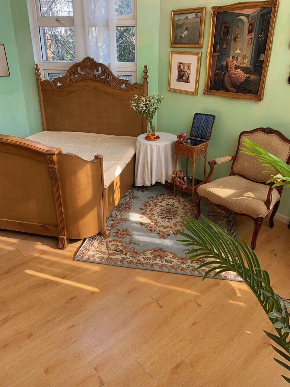 小庄园位置:在白云深处别墅区 面积:上下两层 还有左右两个大院子