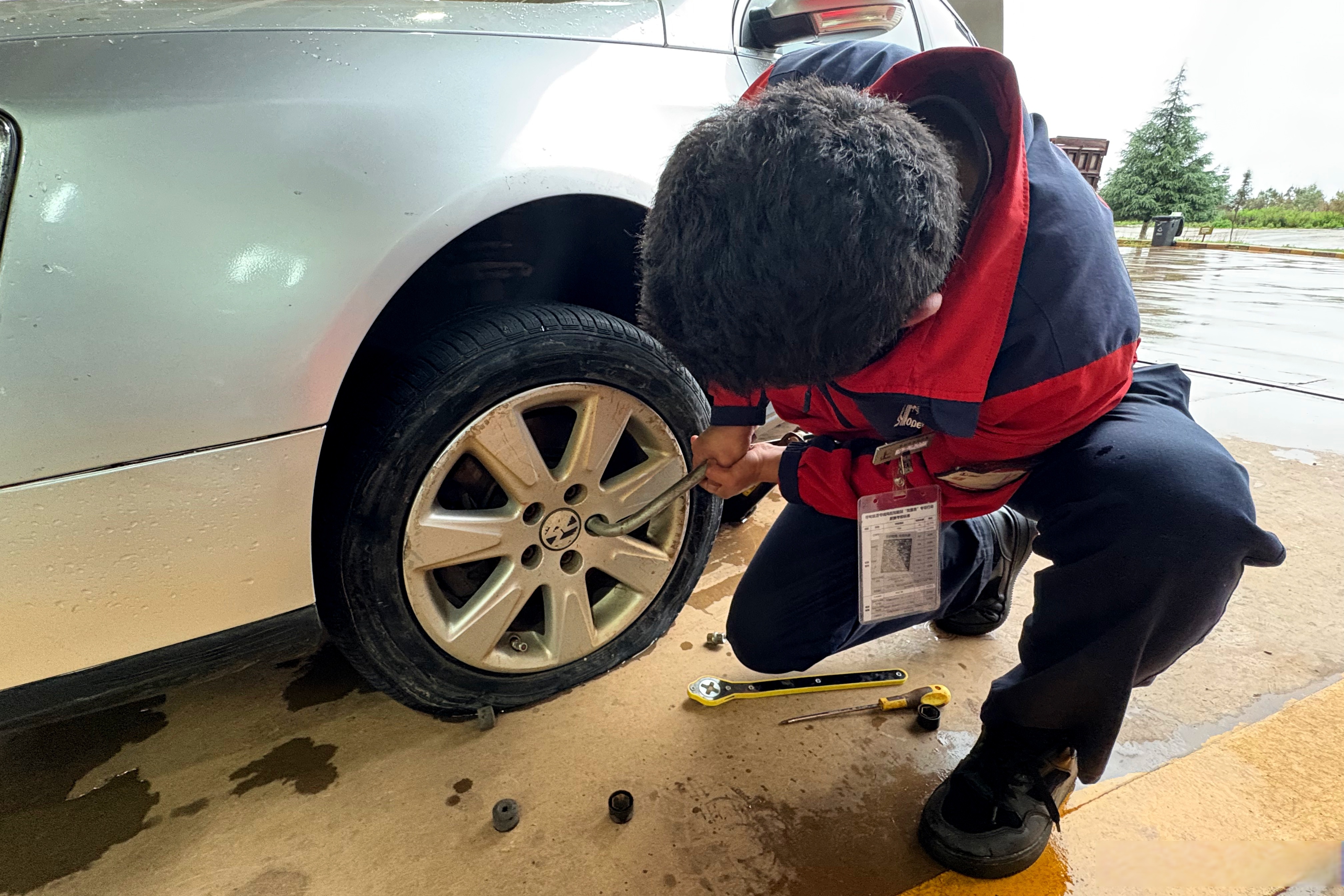 发现一辆轿车左前轮胎异常,立即提醒驾驶员并协助检查,经检查发现车胎