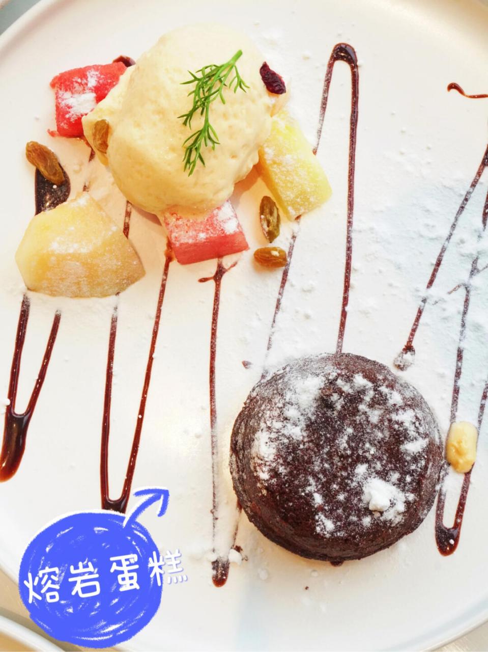 前一段时间去重庆玩打卡了超火的灰鲸西餐厅,门口有个的标志,还可以