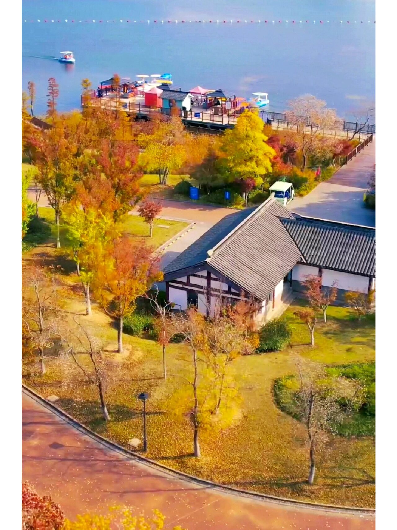 名人名士来此山游览过 如西施来香山寺进香时留下的采香径
