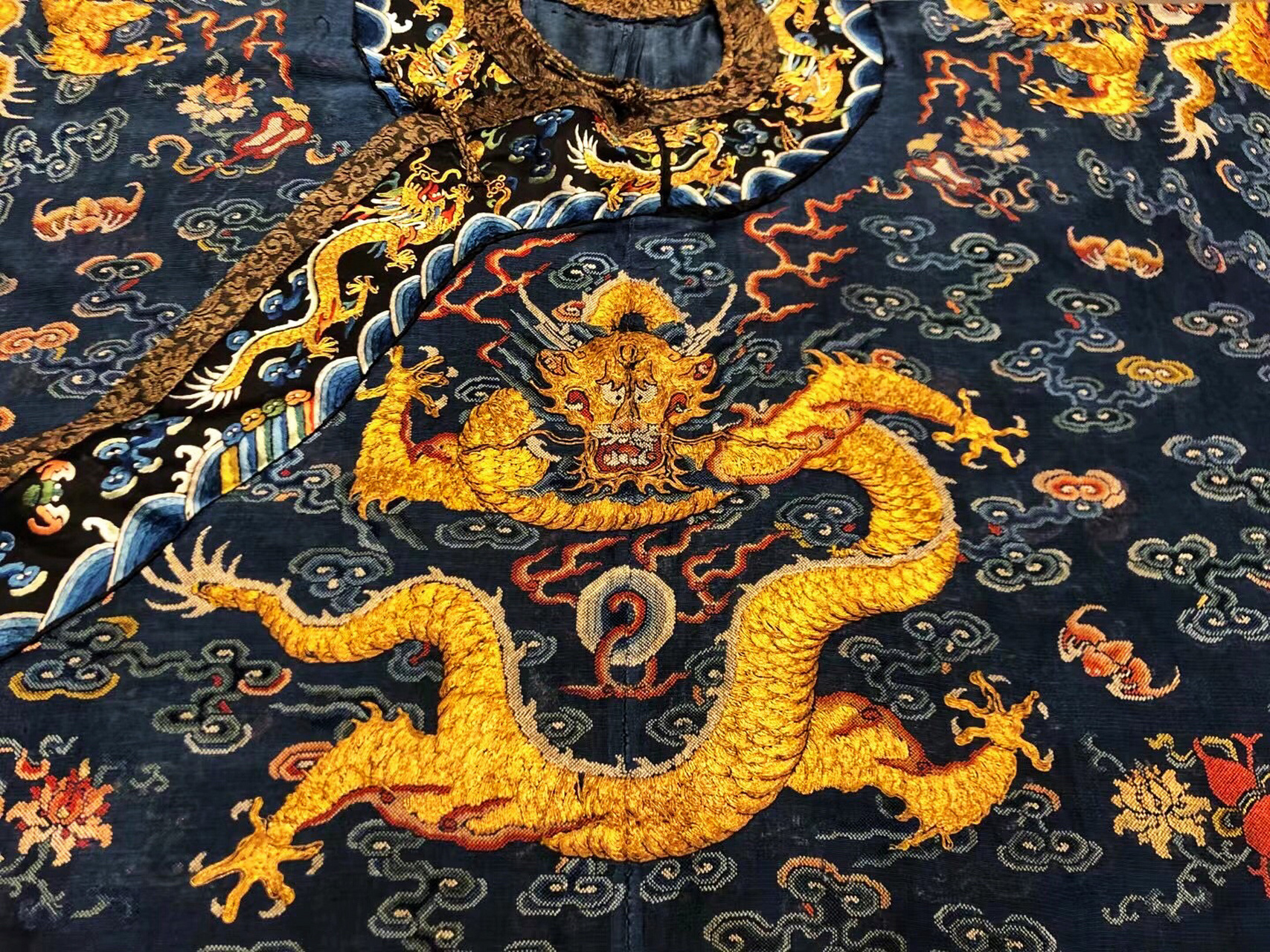 实拍清代龙袍,一眼看出龙纹的演变 今天分享的是龙袍上的龙纹饰,每张