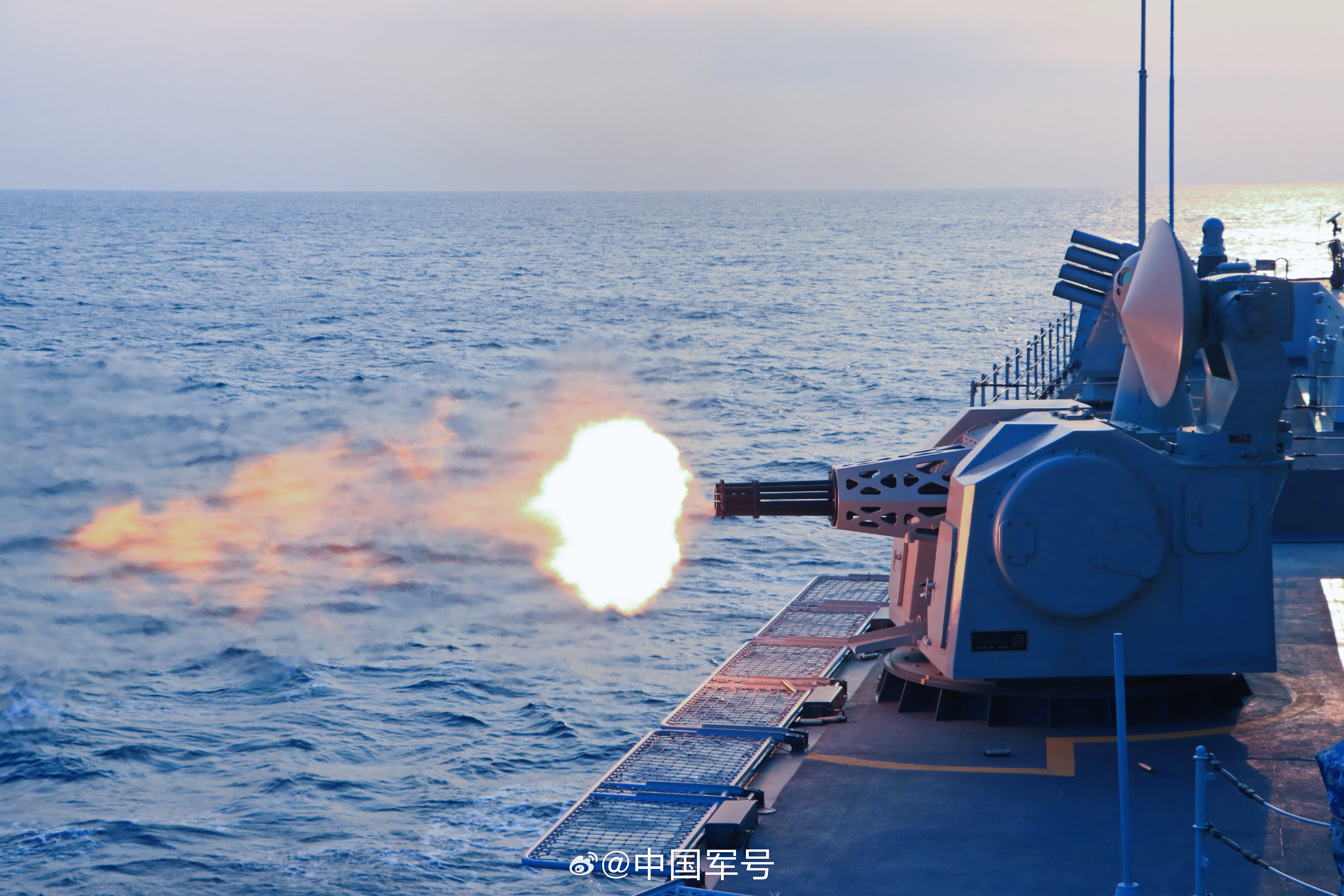 看#海军护卫舰实弹射击现场#】近日,南海舰队某护卫舰支队组织舰艇