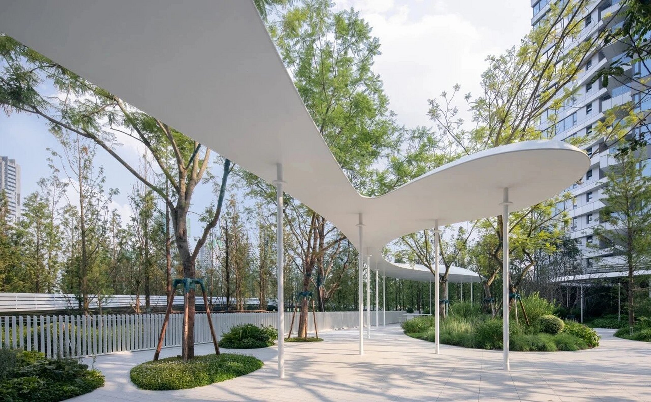 地产景观:成都麓湖生态城·玥港 玥港景观设计以"一片云廊"穿行于水杉