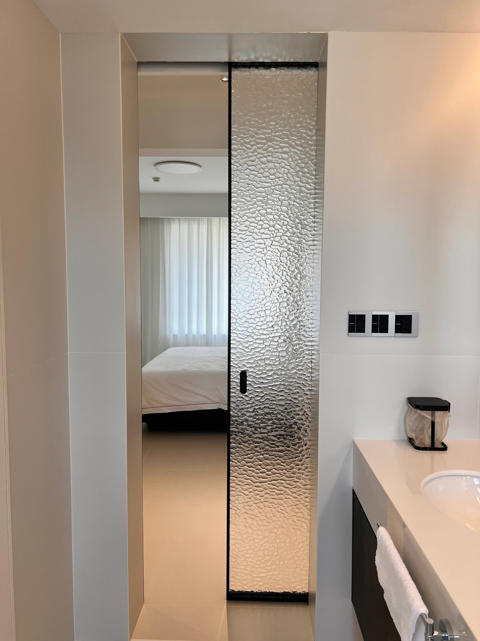 无奈卫生间门空间太小,做平开门又占空间,快来看看这款单轨推拉门