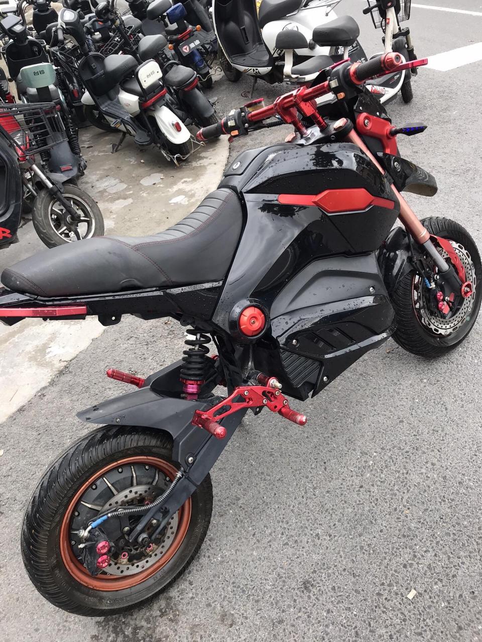 小猴子超跑电摩72v  时速八十码,能跑五十来公里,车超帅的代步车