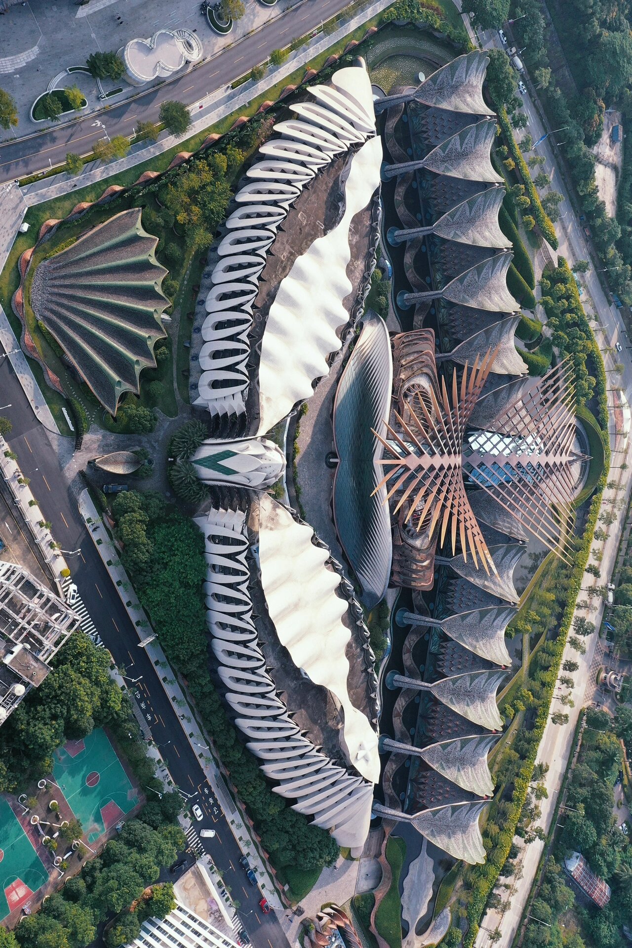 这是深圳最魔幻的异形建筑 玛丝菲尔大厦 95建一栋办公楼花了15年?