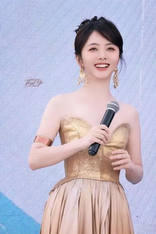 2024最火女明星--谭松韵 谭松韵,1990年5月31日出生于四川省泸州市