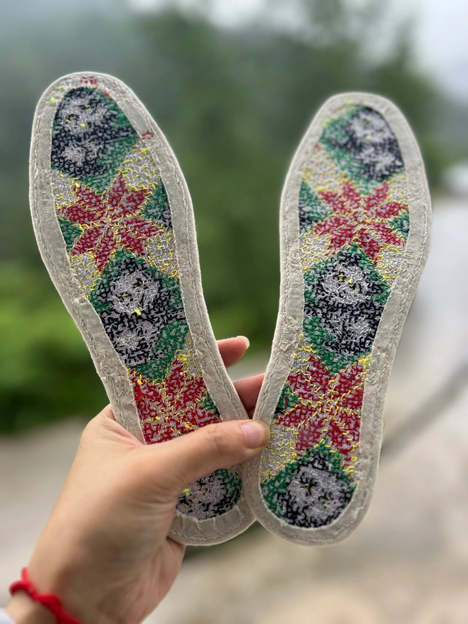 用新的棉麻布,自己打的浆糊一层一层的粘成的布块,剪成鞋垫胚子,然后