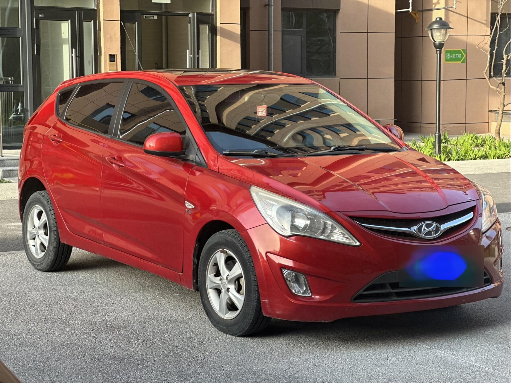 13年7月现代瑞纳两厢,1.4排量,9.8万公里,自动挡天窗