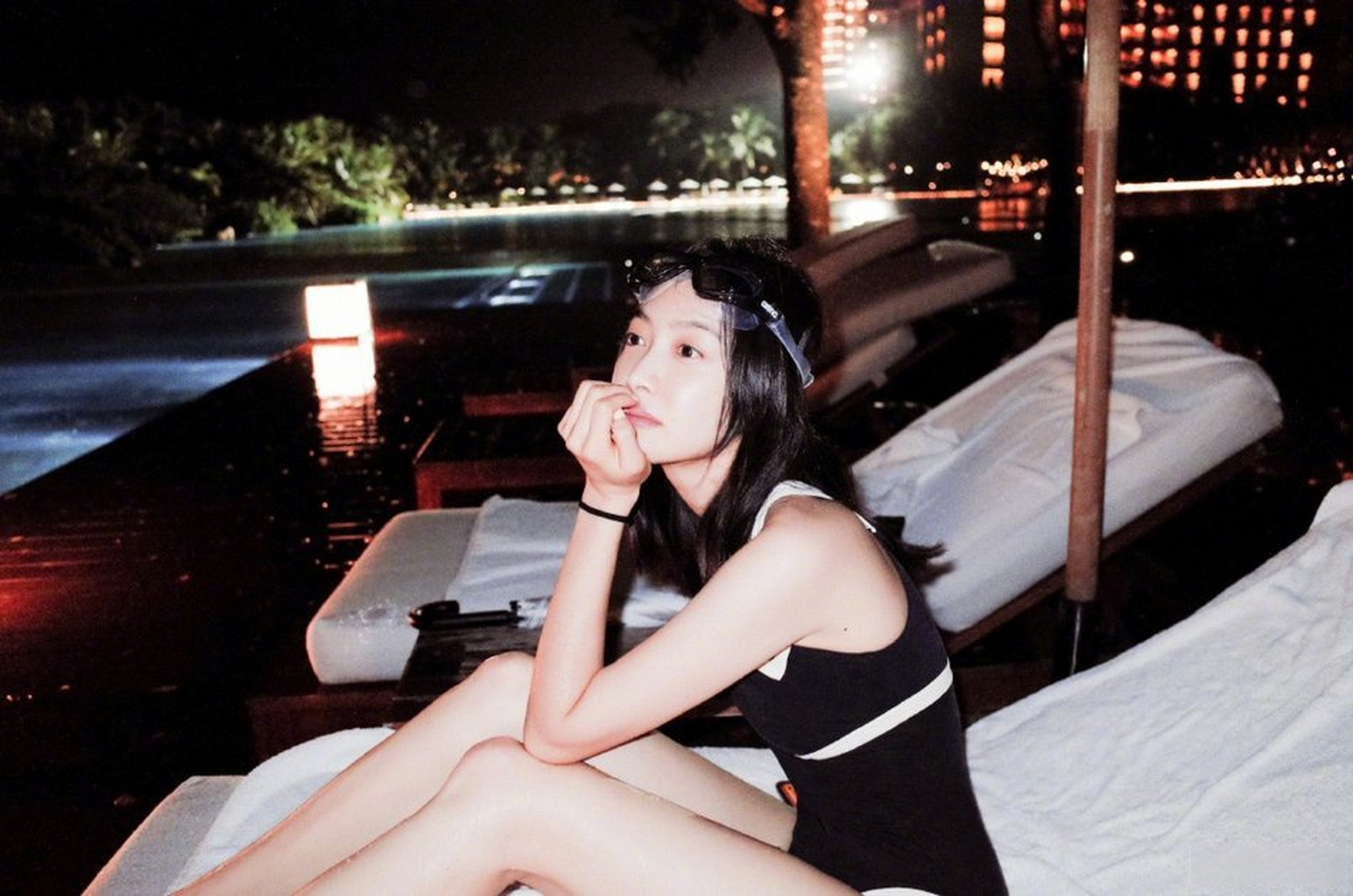 宋茜晒泳装照玩水大秀长腿