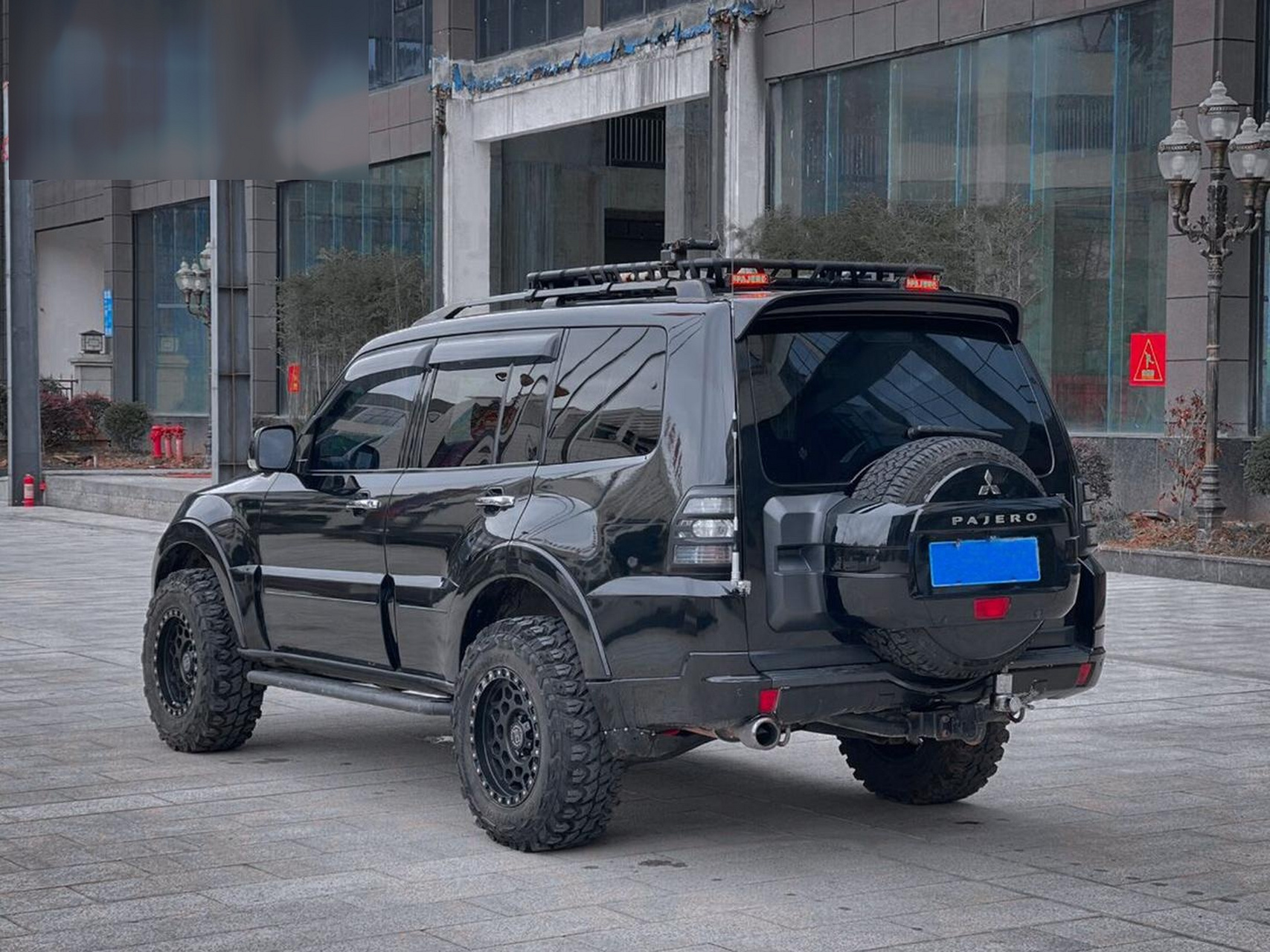 帕杰罗v97黑武士改装案例.升级mt泥地越野轮胎搭配负值轮毂