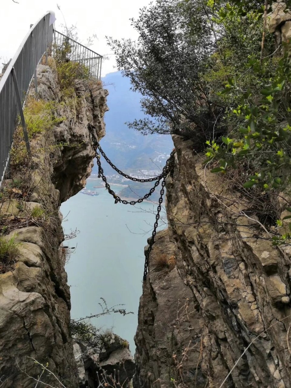 链子崖~游玩攻略 导航: 链子崖风景区(秭归县屈原镇长江西陵峡南岸)