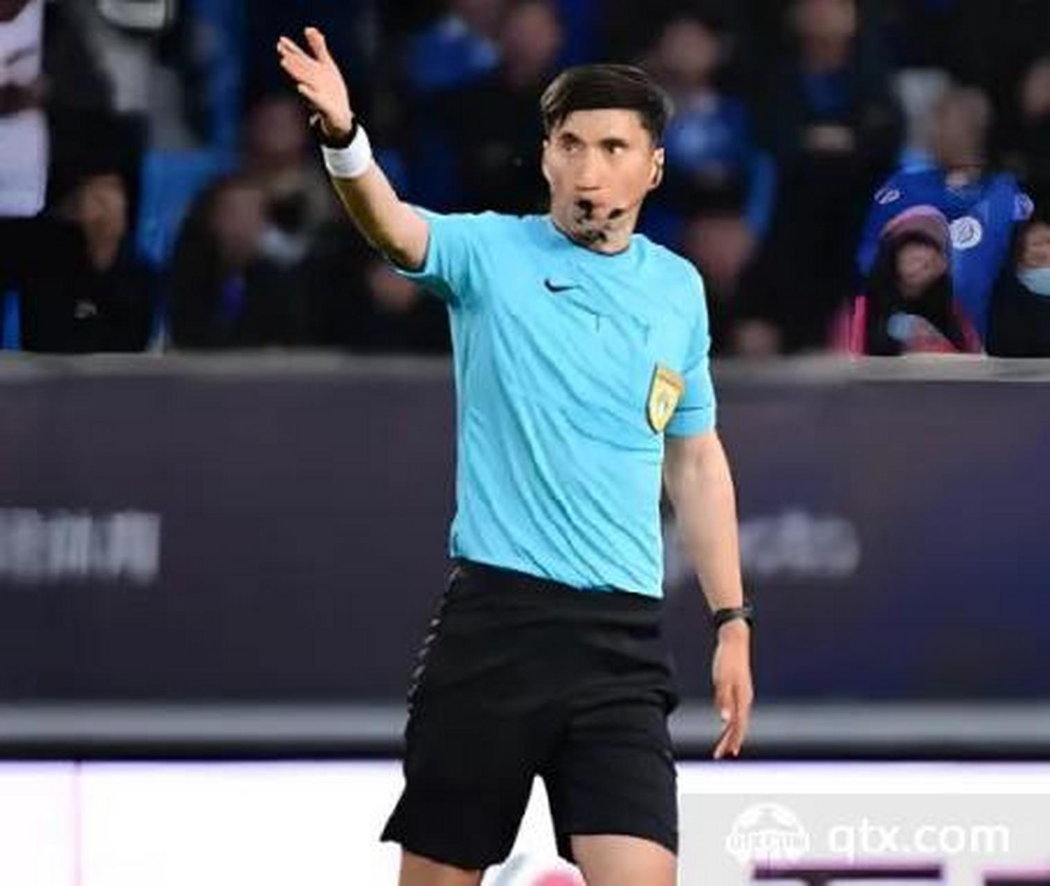 泰山对阵深圳,主裁麦麦提江一出场,球迷还以为是年轻的孙葆洁呢.