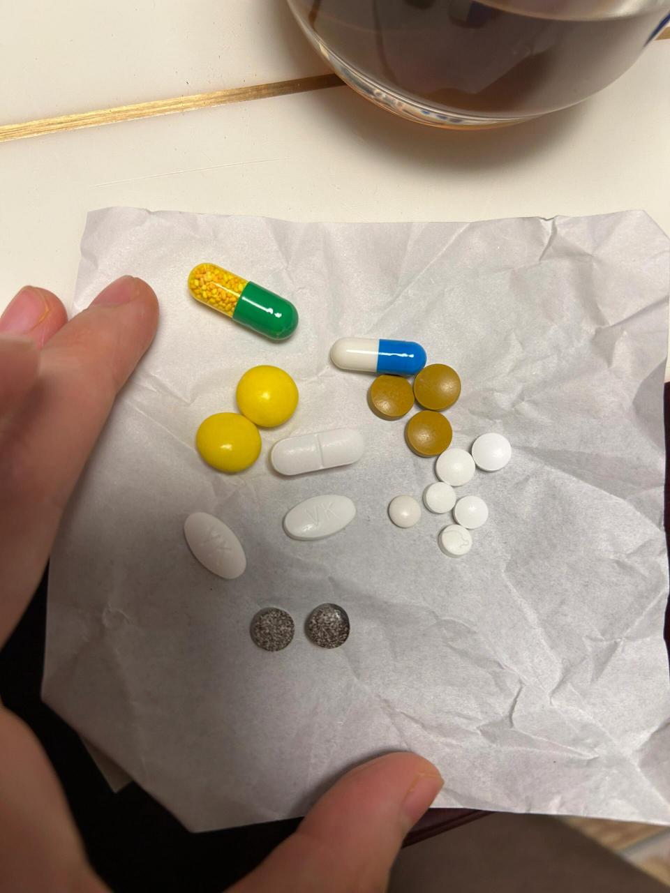 想问问大家这些药都是什么?小诊所开的,看出来有vc,甘草片,vk?