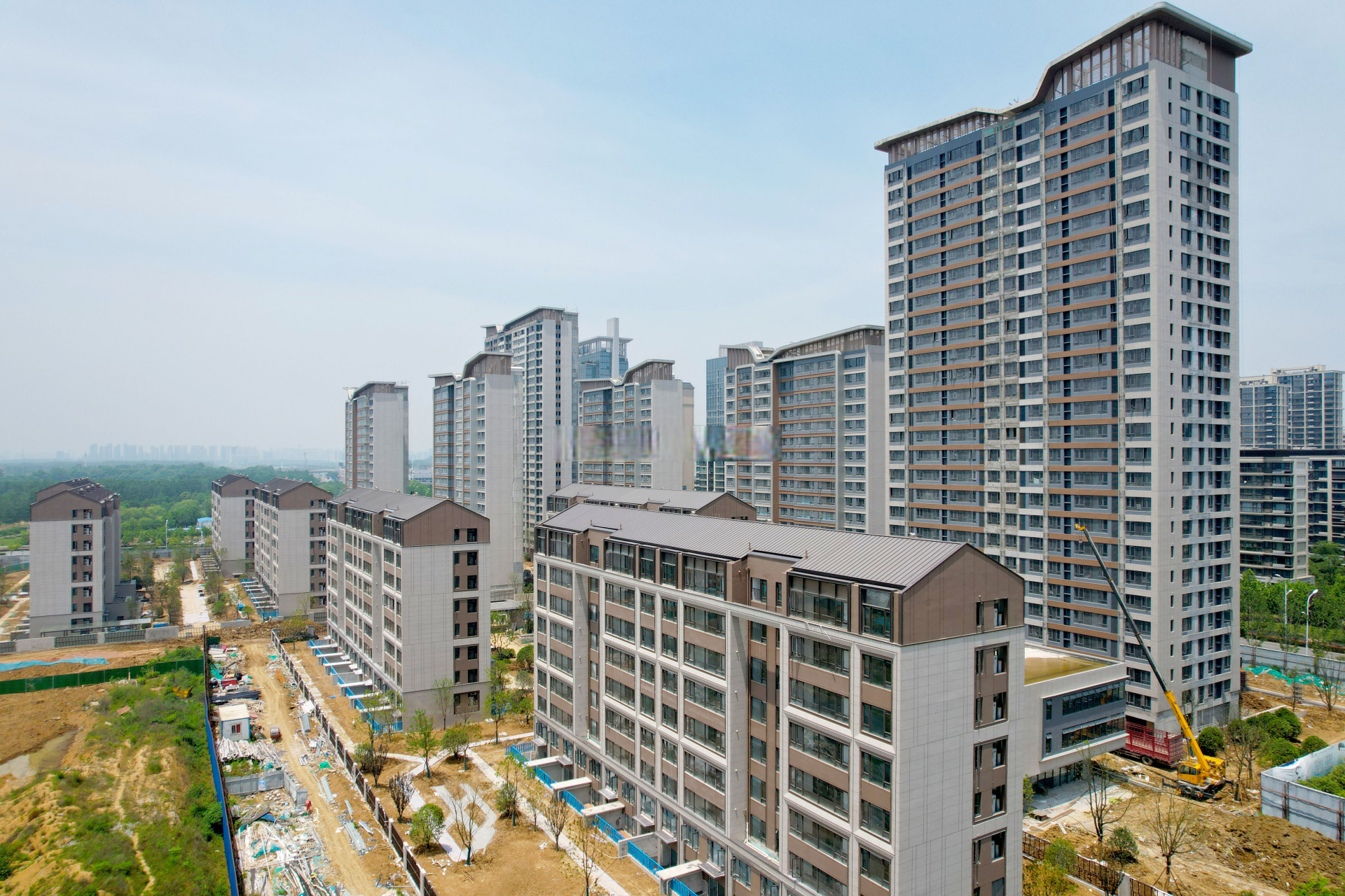 包河经开区(省府北)融创滨湖湾最新进度实拍,斜坡顶的洋房和大帽檐的