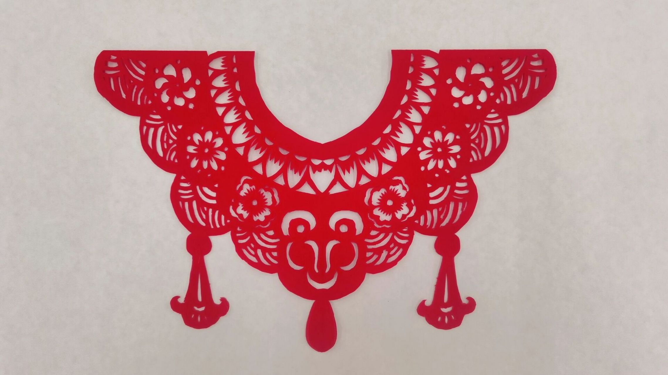 剪纸云肩,适合舞台表演 这个是这两天设计的作品,工作室的老师很给力