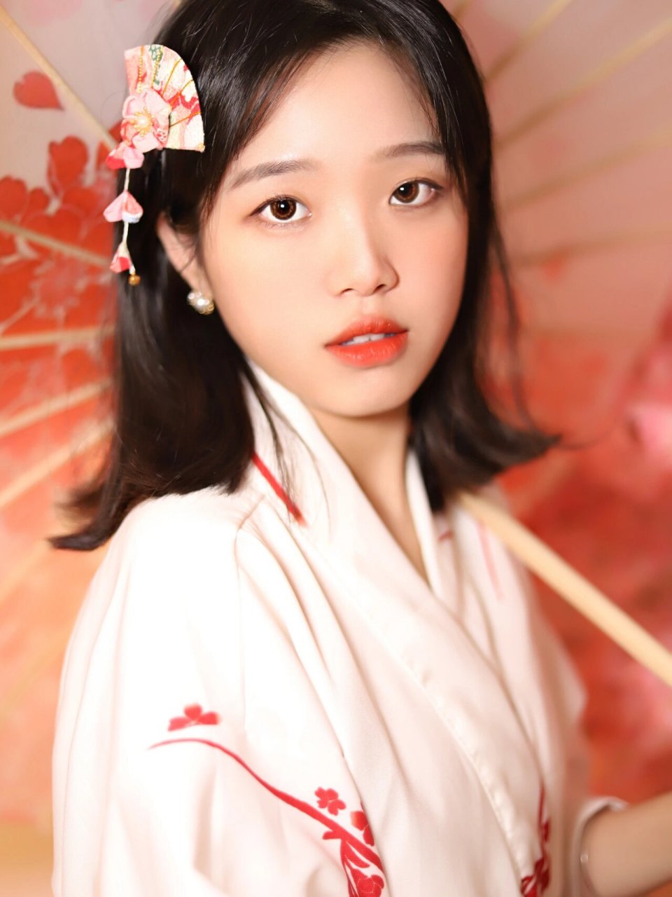 和神明少女是同一套衣服哦,但是场景换了,是很日系的场景,拍照太嚎创