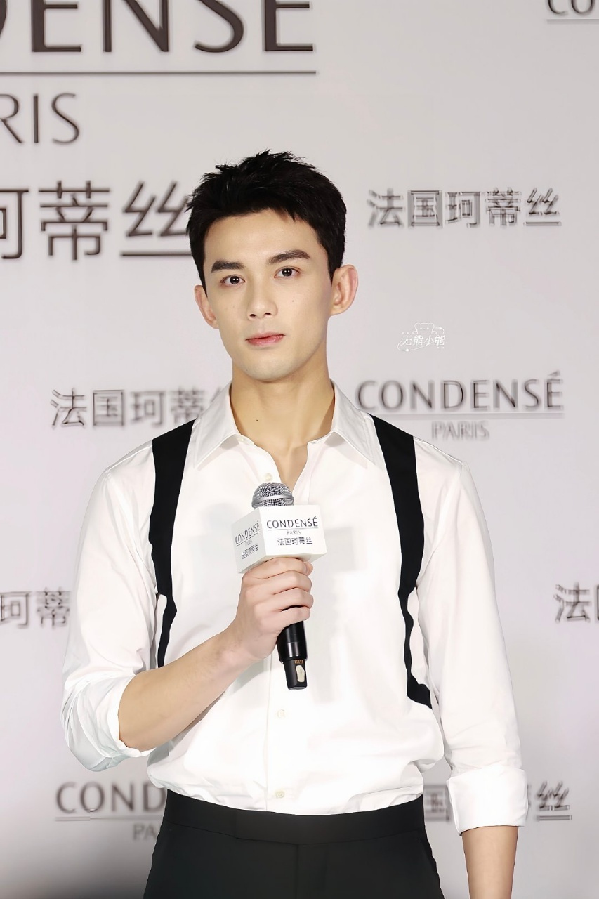 吴磊杭州活动路透#.#吴磊白衬衫生图#  三石弟弟不愧是生图王者 !!