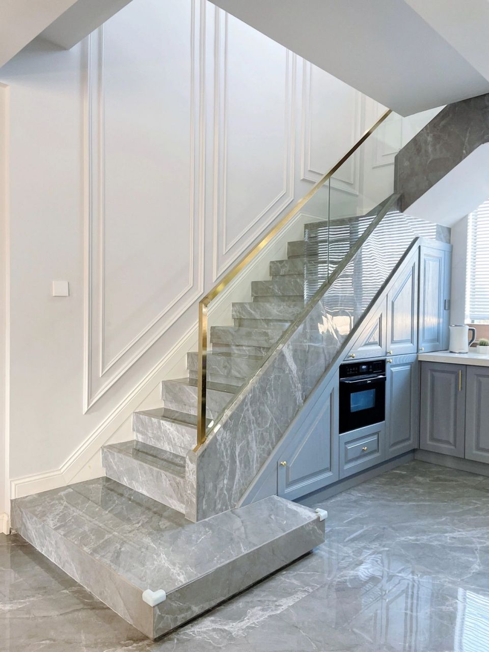 轻奢楼梯设计分享 楼梯贴砖玻璃扶手 储物间 小红薯们,大家好呀～ 上