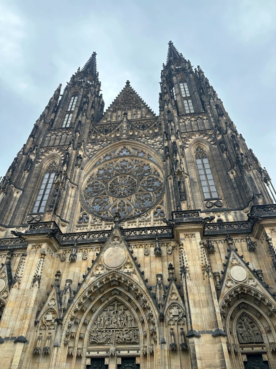 捷克大教堂 圣维特大教堂十分华丽,宏伟壮丽的教堂配上绝美的玻璃花窗
