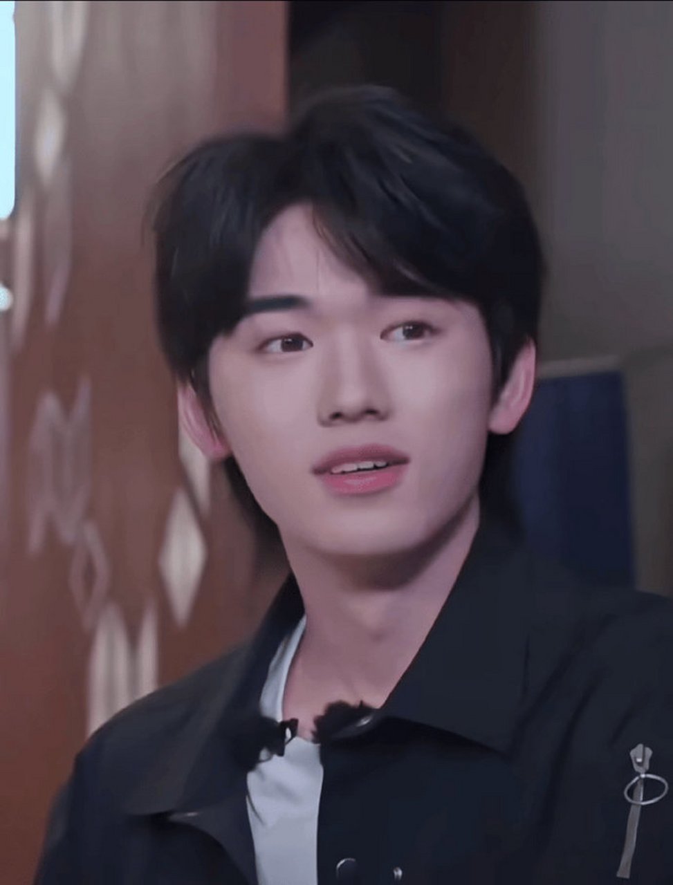 宋亚轩嘴角向下笑加一#原来宋亚轩笑起来的时候,嘴角是向下的~私烫