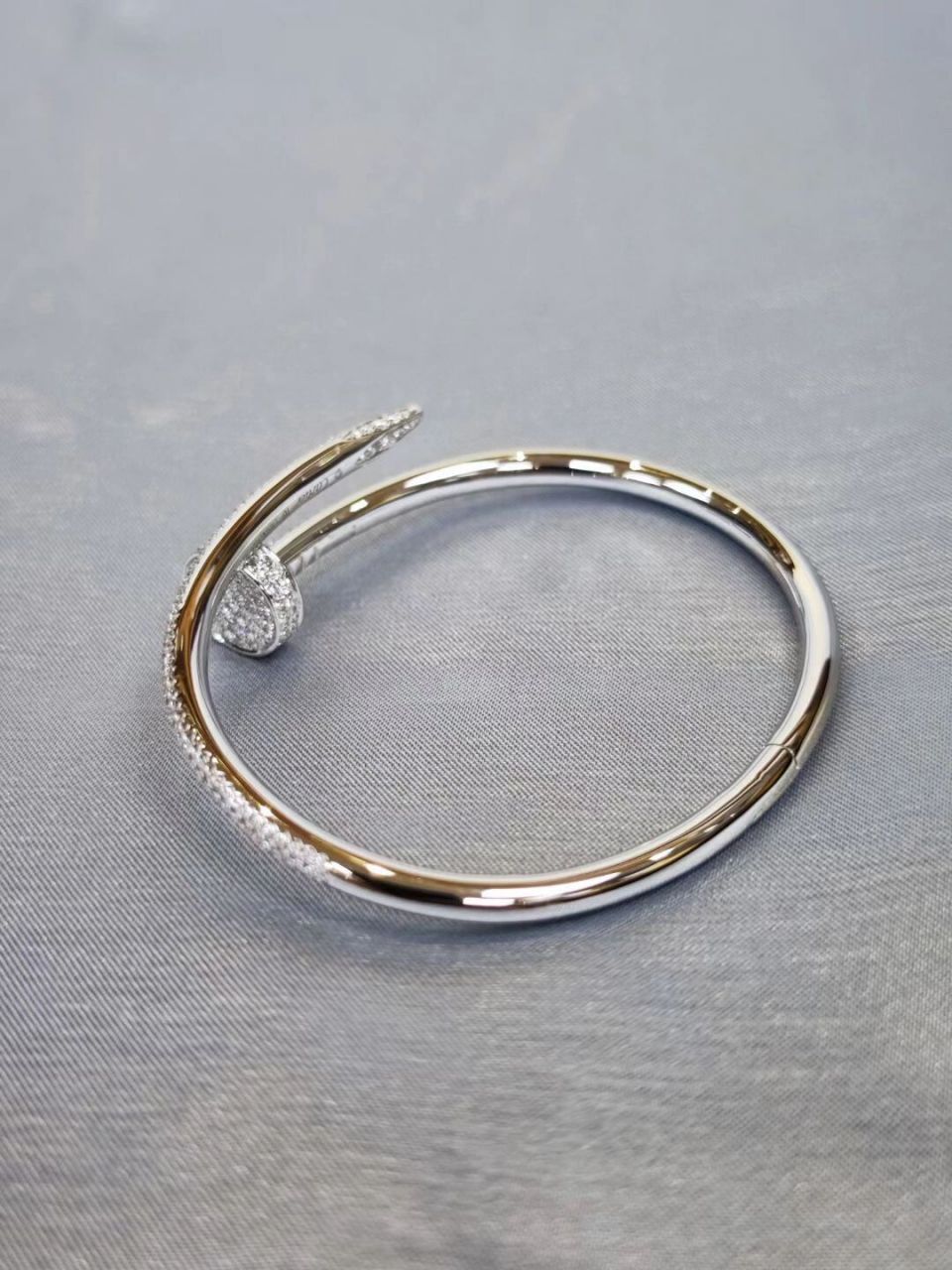 卡地亚满钻钉子手镯 卡地亚满钻钉子手镯