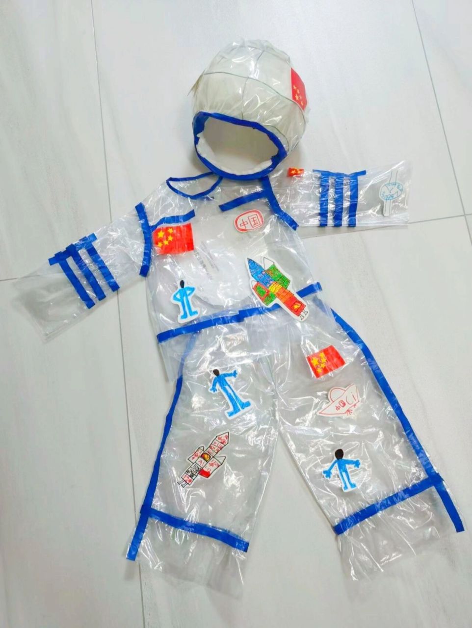 环保主题就是要环保啊,就找了几组衣服图片给他选,最后他选中