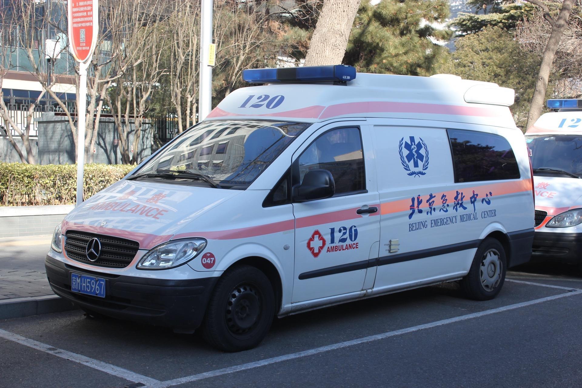 救护车  该车是北京市急救中心在2008年奥运期间引进的奔驰vito119