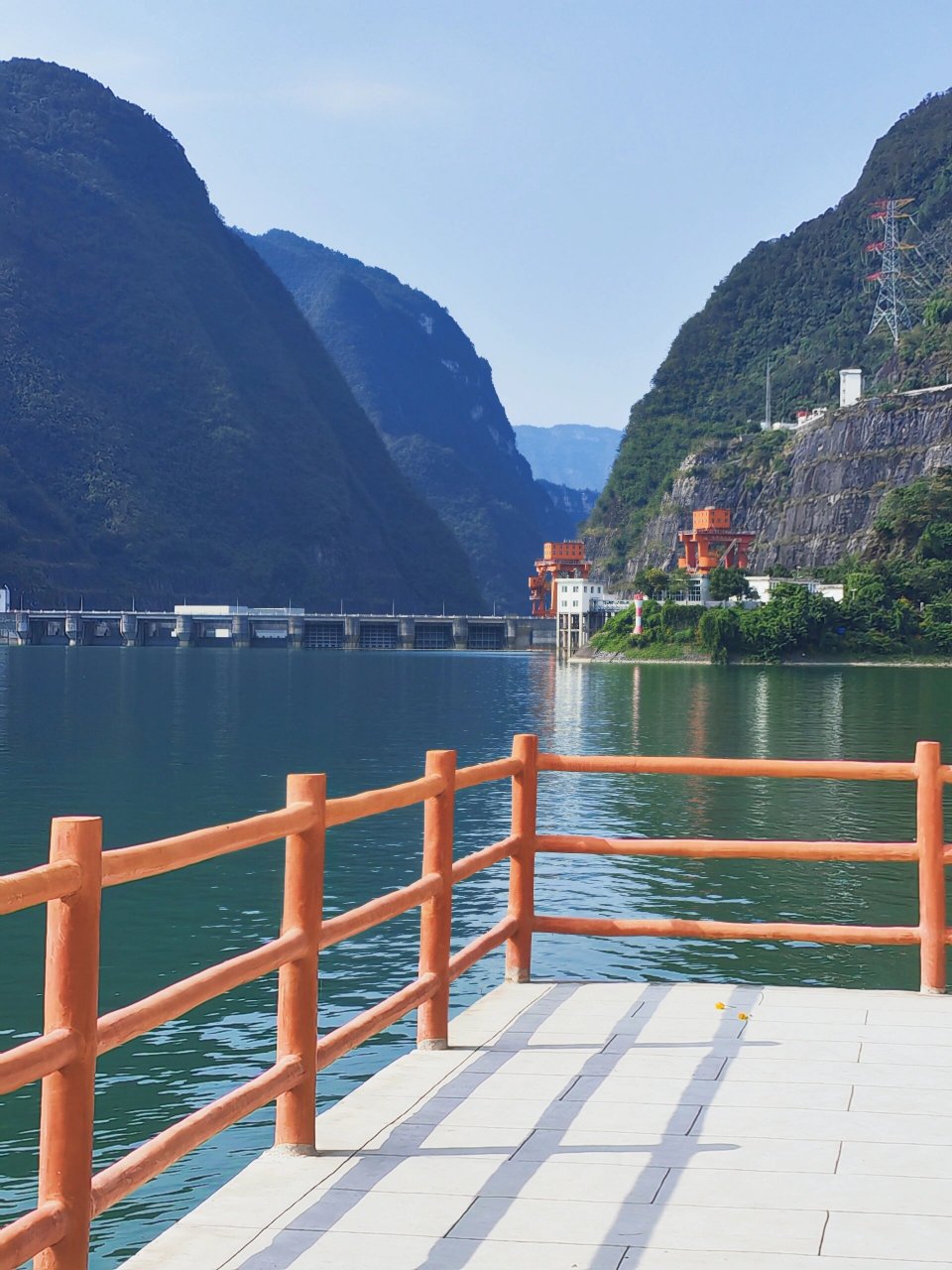 船在画中游~ 	 位置:重庆彭水苗族土家族自治县304省道乌江画廊游客