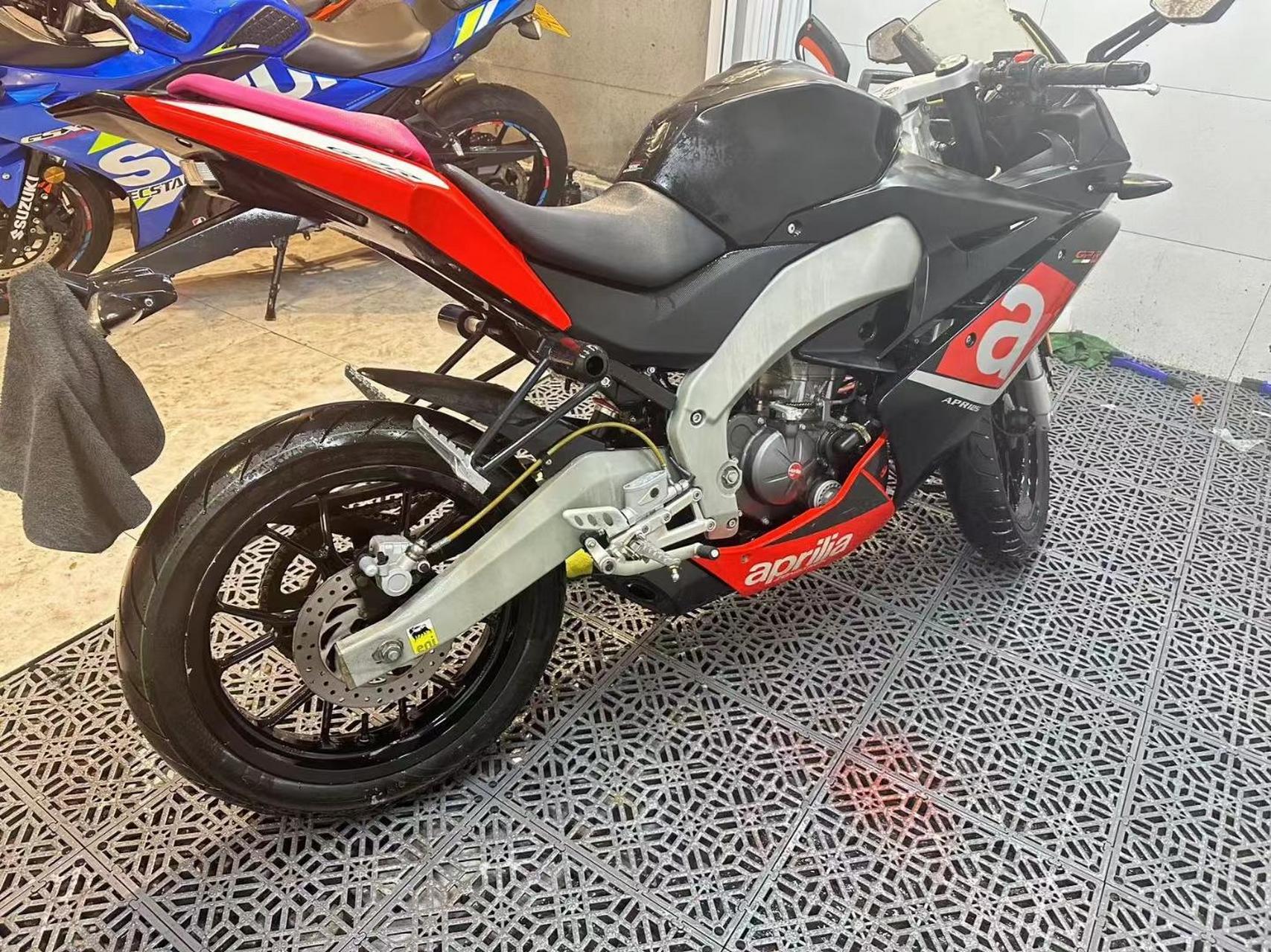 17年阿普利亚gpr125,手续齐全,一万公里,车况精品,成色小瑕疵,一口价