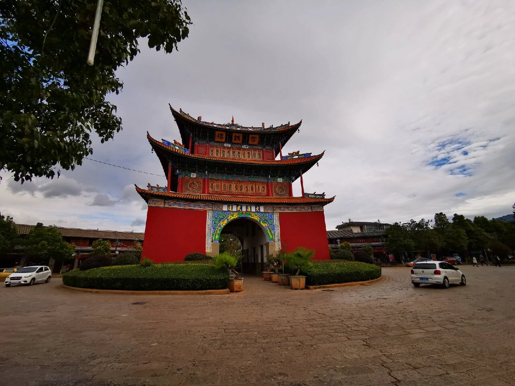 鹤庆云鹤楼 云鹤楼位于云南省大理白族自治州鹤庆县城中央,古称安丰楼