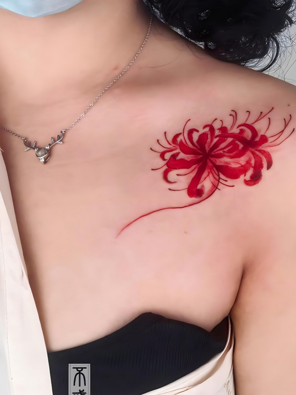 在这繁华世界,让彼岸花纹身成为你独特的印记,引领你穿越生死轮回