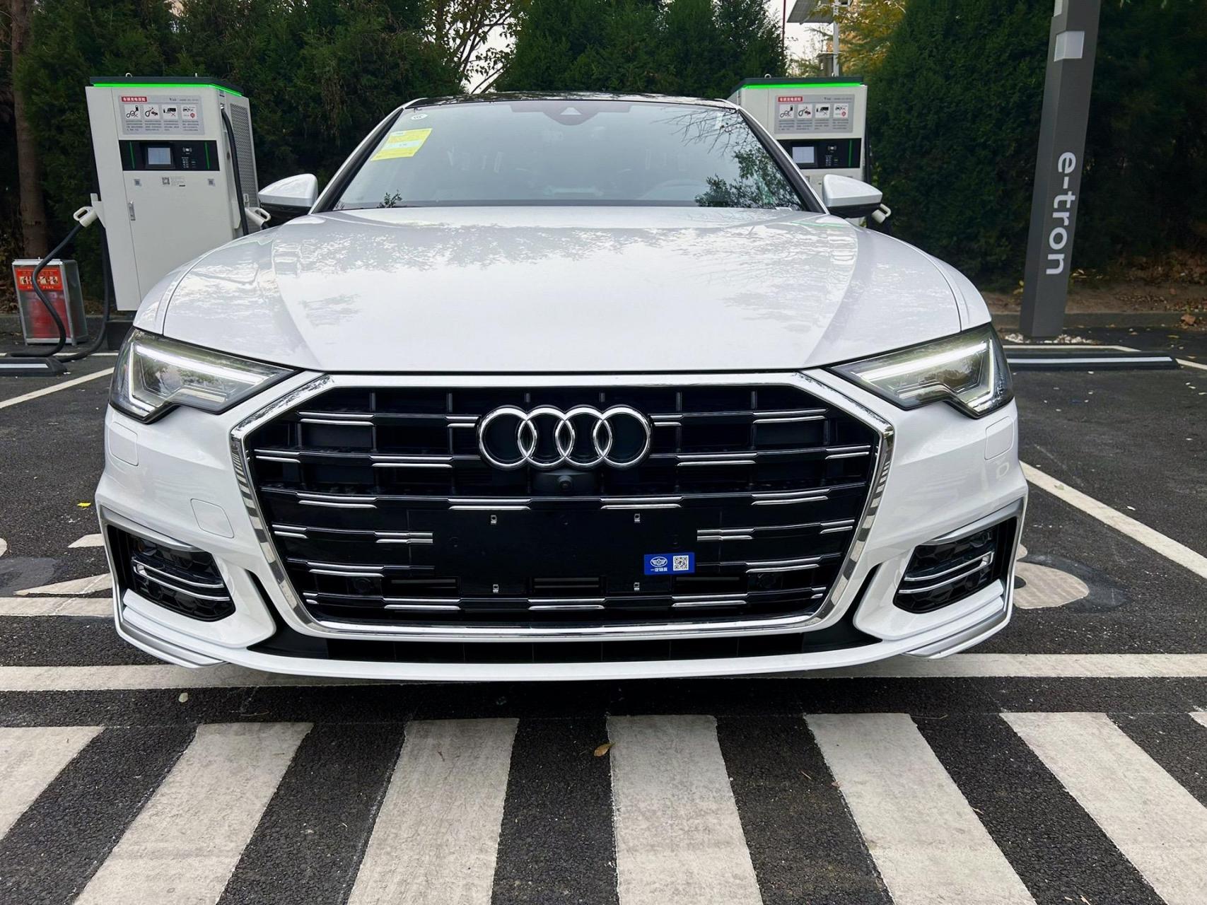 白色奥迪a6l是一款非常优雅,高贵的车型.