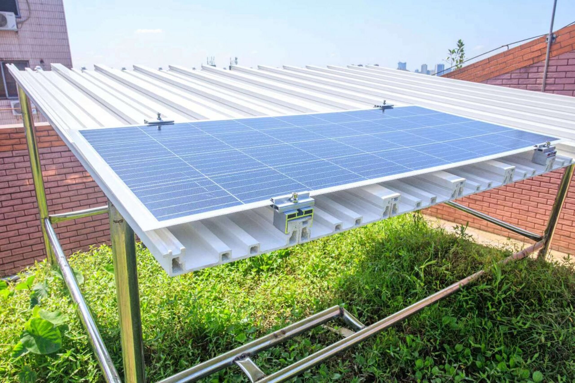 光伏屋面瓦,光伏板的应用场景 光伏瓦将太阳能发电产品集成到建筑上