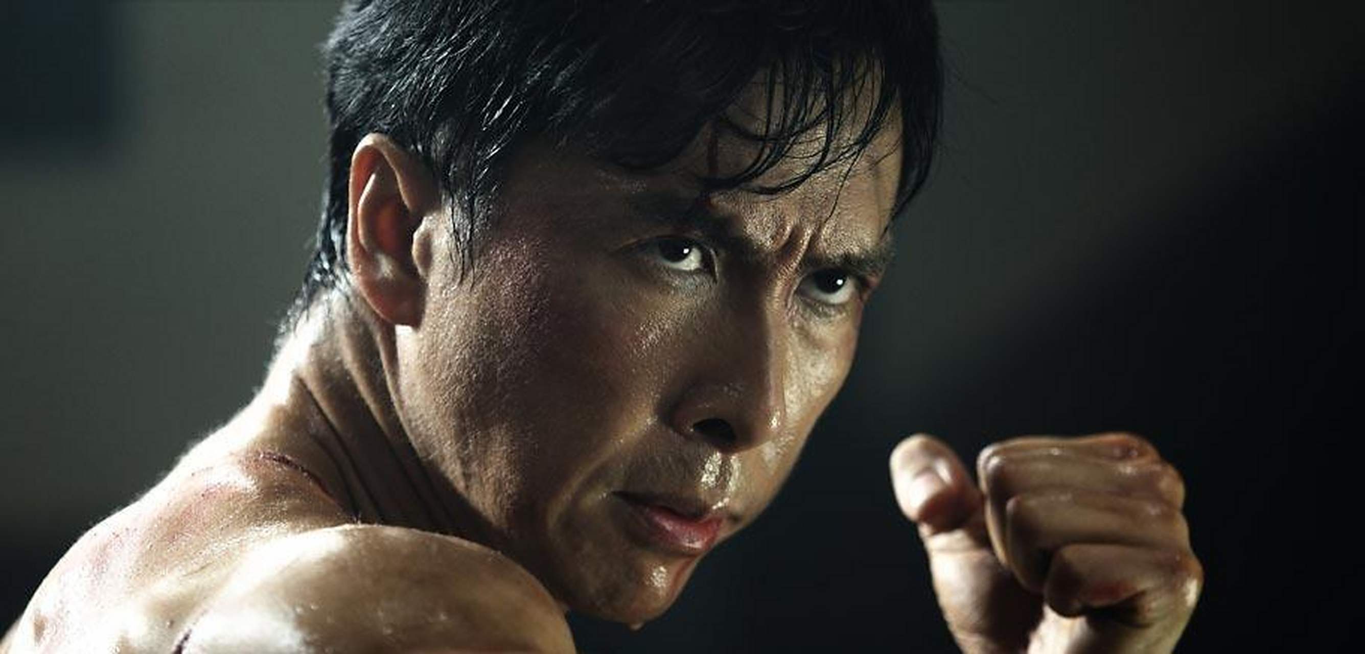 甄子丹指着右眼说:"我差点见不到明天的太阳!