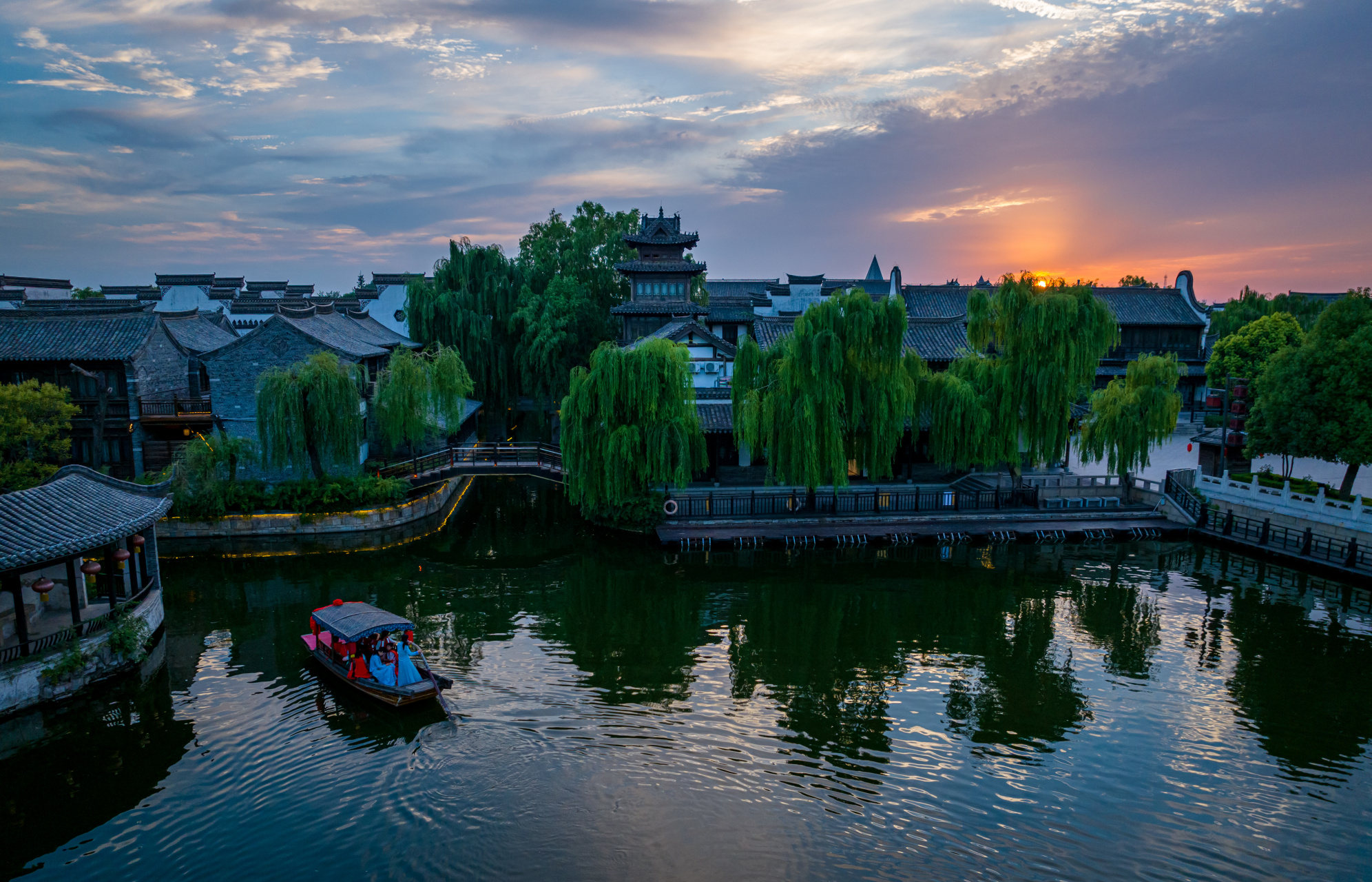 【枣庄台儿庄古城:落日余晖 晚霞美景】盛夏时节,台儿庄古城迎来绚丽